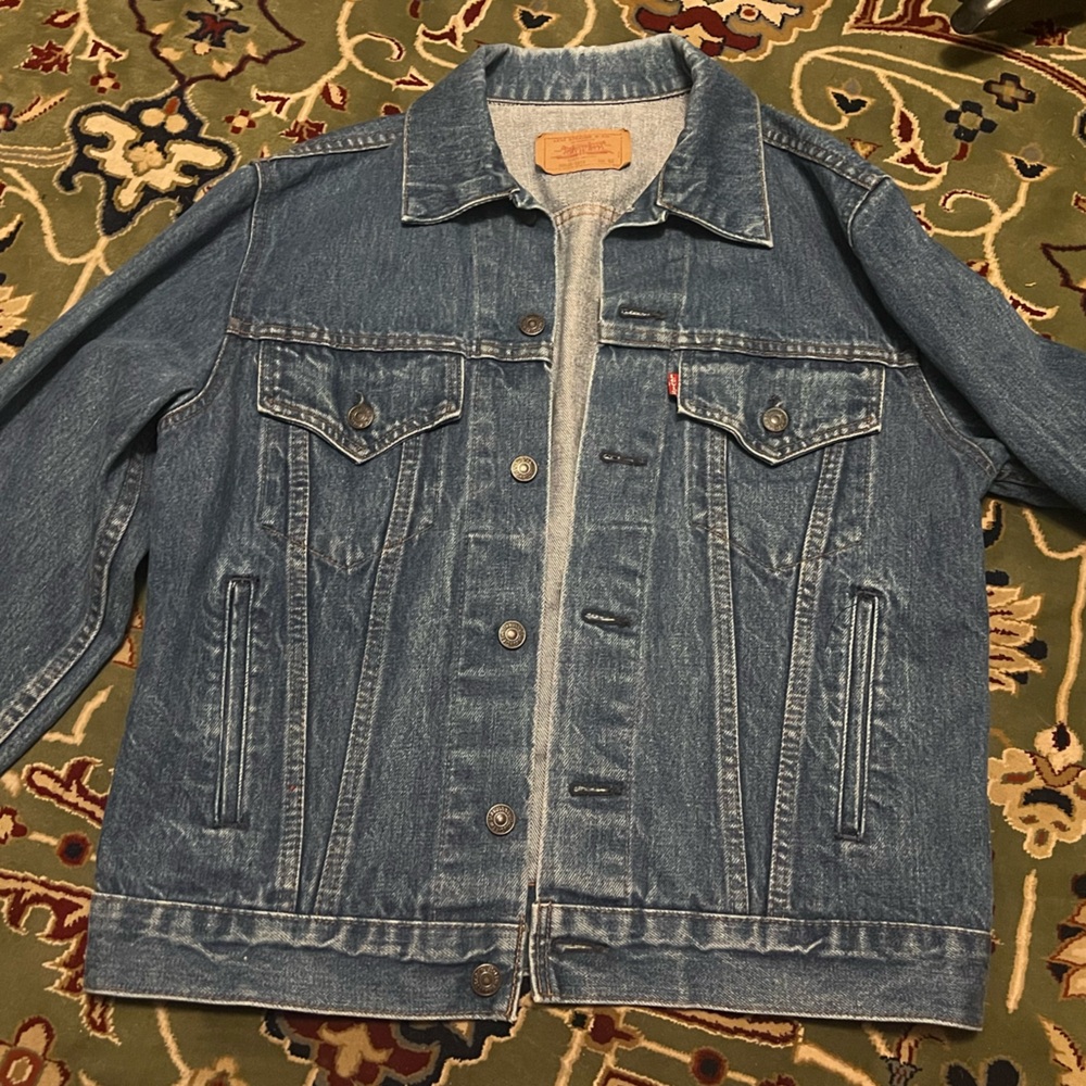 Authentic Vintage Levi’s Trucker Jacket 1985 Denim Jacket great condition. Sz 40